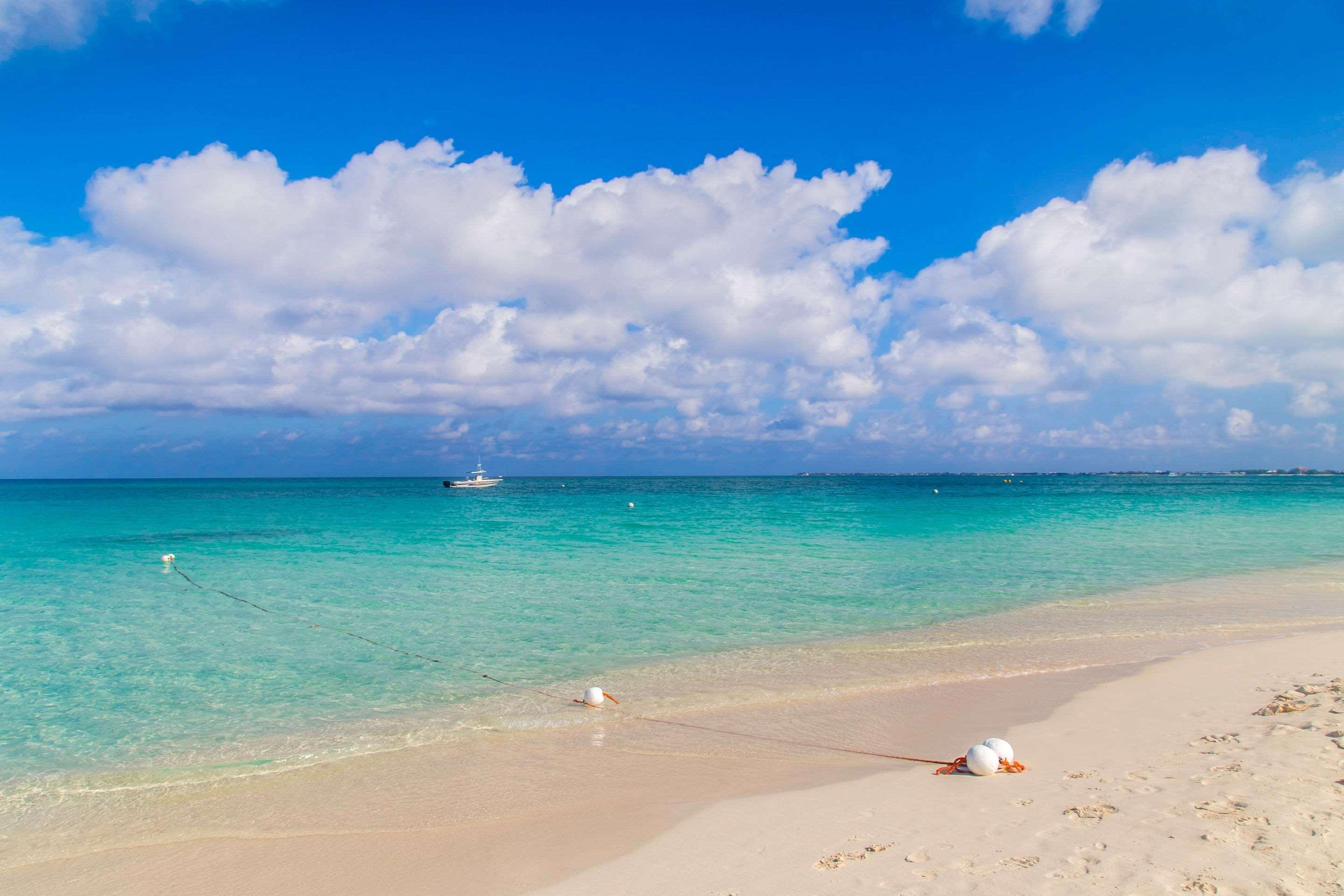 Hampton By Hilton Grand Cayman Seven Mile Beach George Town Eksteriør billede