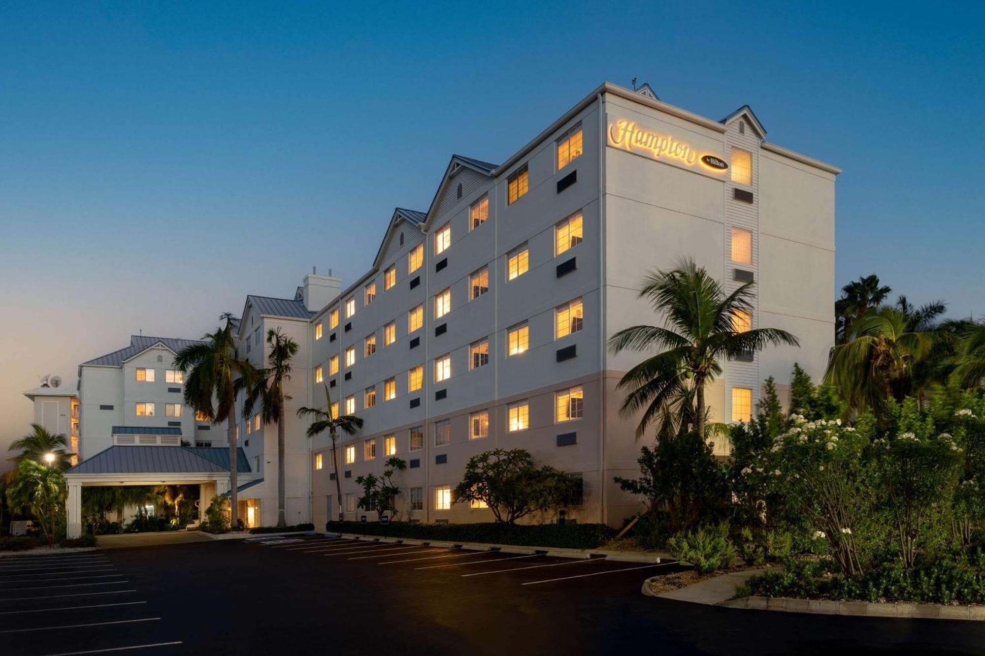 Hampton By Hilton Grand Cayman Seven Mile Beach Hotel George Town Eksteriør billede