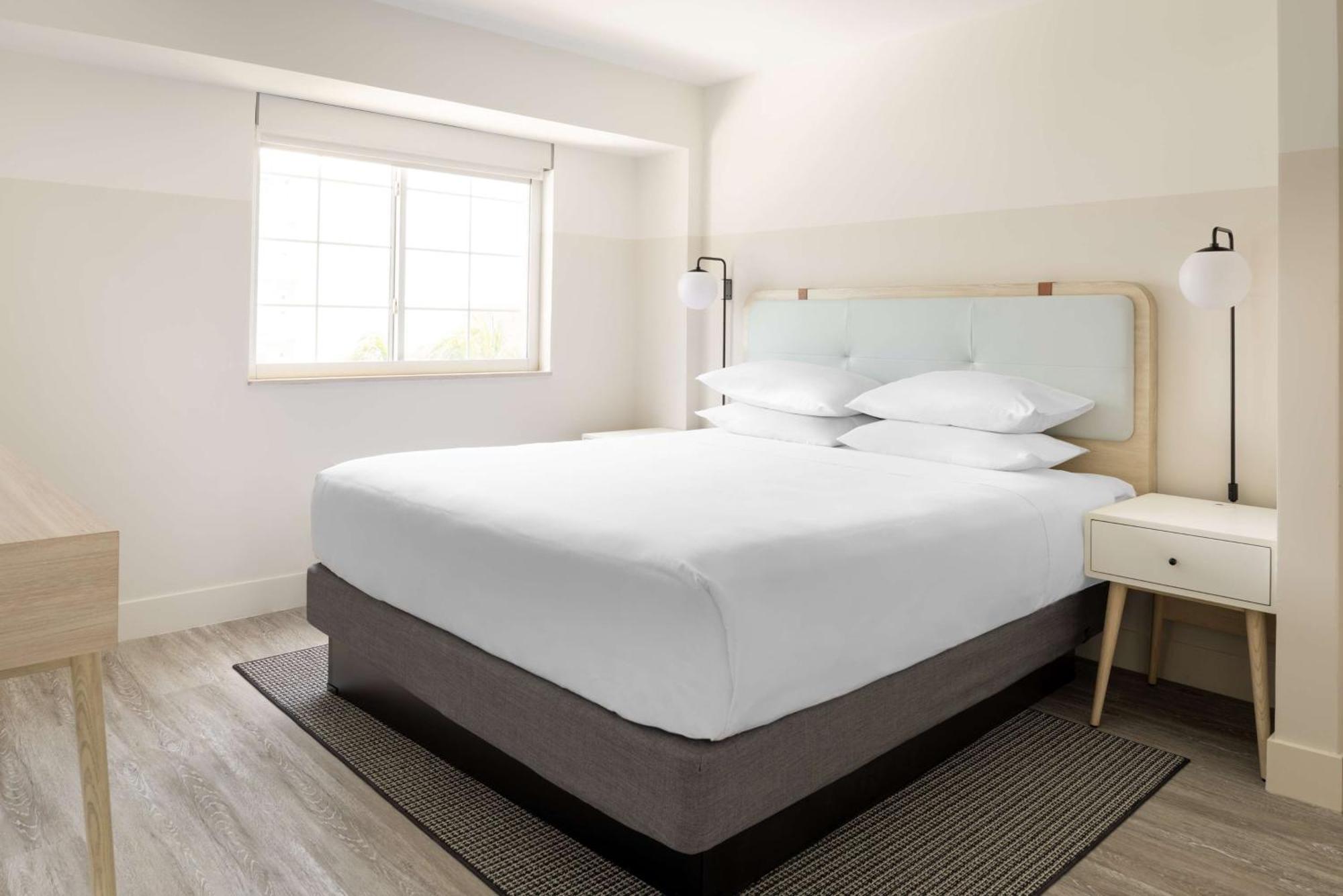 Hampton By Hilton Grand Cayman Seven Mile Beach George Town Eksteriør billede