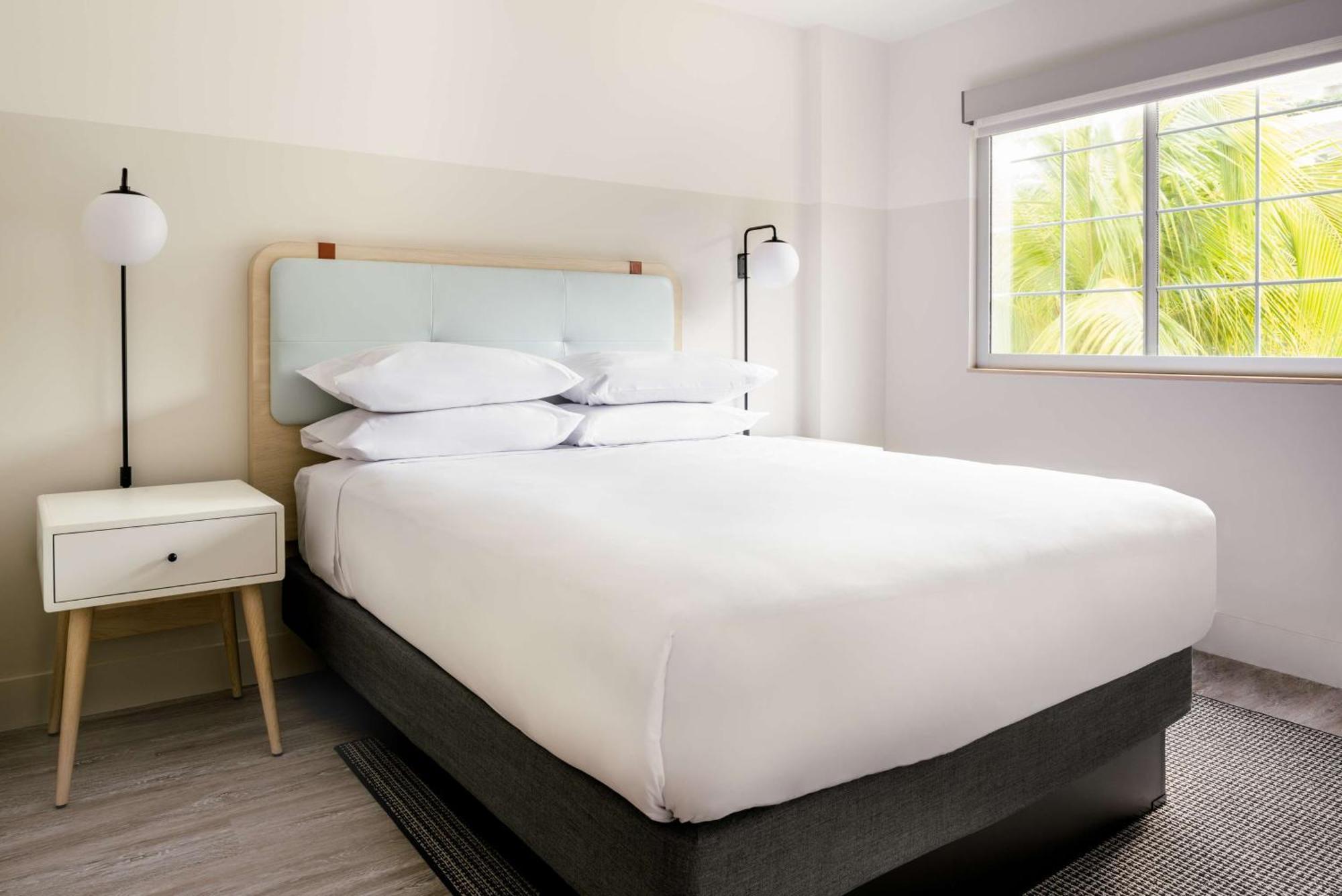 Hampton By Hilton Grand Cayman Seven Mile Beach George Town Eksteriør billede
